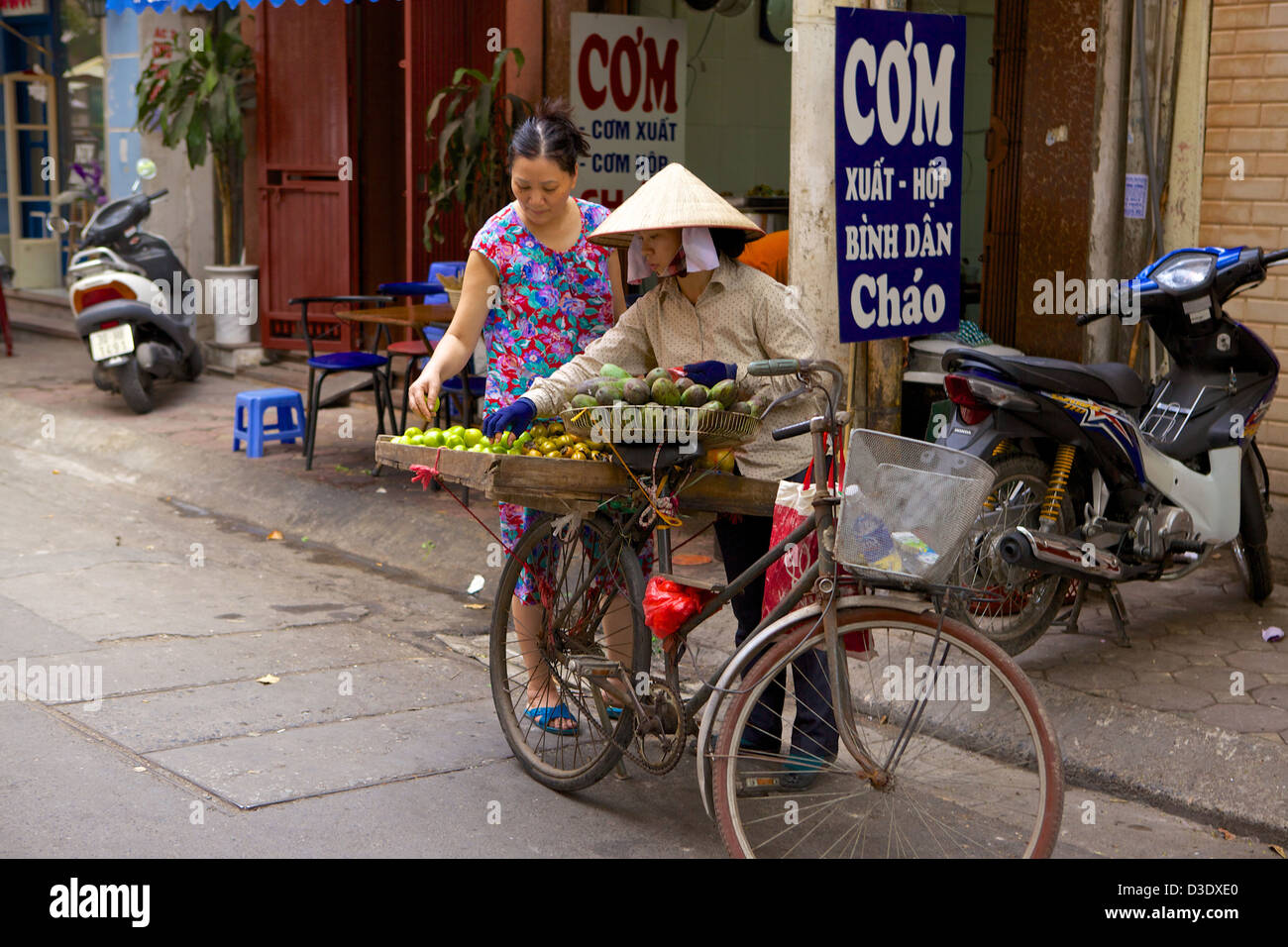 Moto con fiori. Città di Hanoi. Vietnam Foto Stock