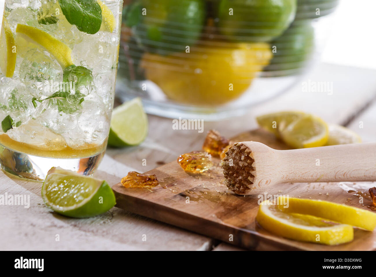 Primo piano di ingredienti per il freddo drink di agrumi Foto Stock