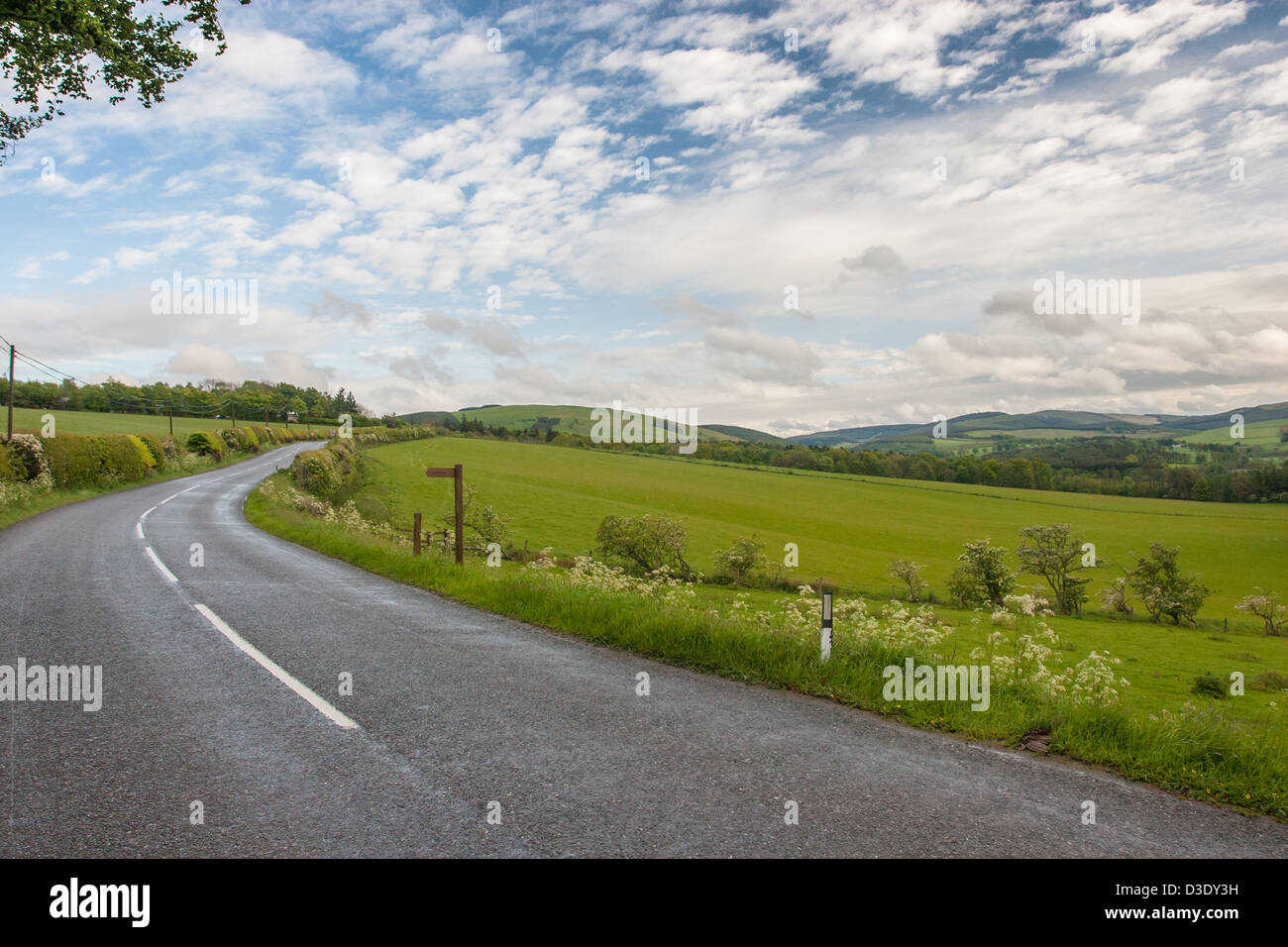 La strada attraverso la campagna Northumberland Foto Stock