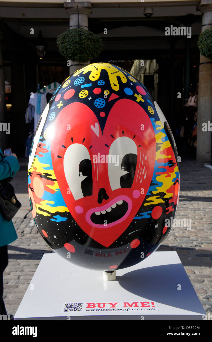 Gigante decorato uovo di Pasqua presso il grande ricerca delle uova in Covent Garden di Londra, Inghilterra. Foto Stock