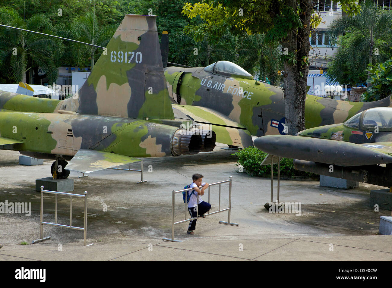 Ragazzo con guerra americana piani in Ho Chi Minh Foto Stock