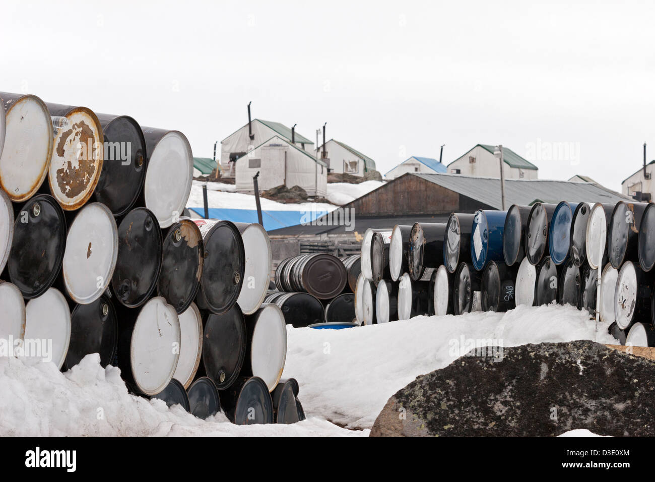 Campo artico tundra Canada barili di carburante diesel 45 gallone tamburi Tendopoli di Onna Foto Stock
