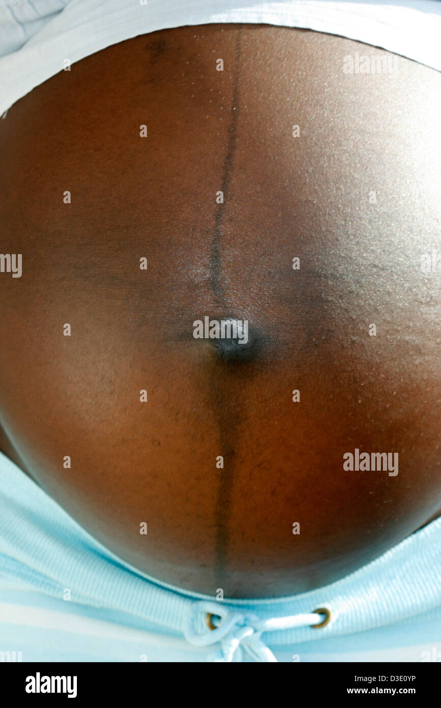 Donna africana incinta lo stomaco, 8 mese Foto Stock
