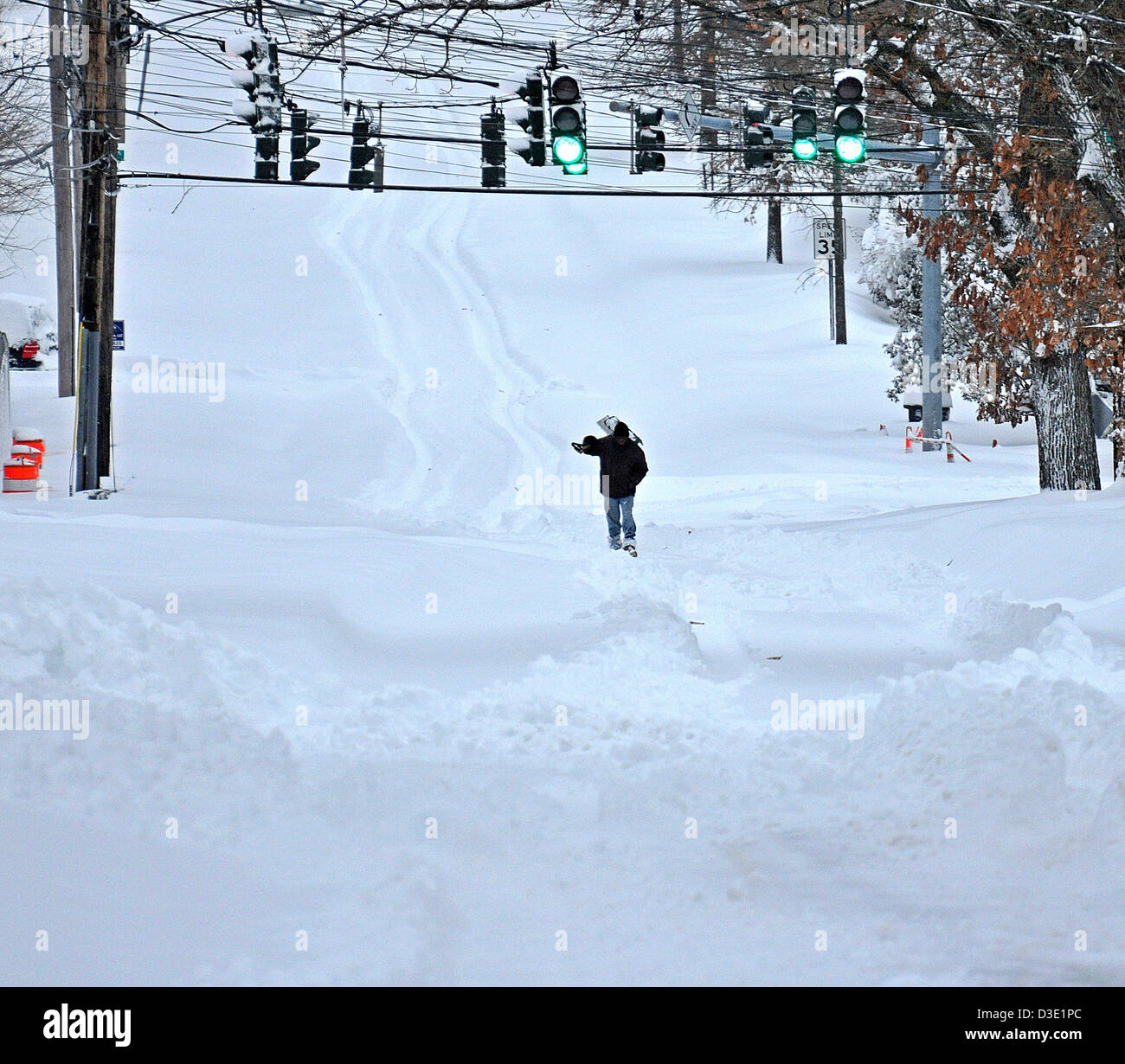 New Haven--un uomo cammina lungo la fontana Street a New Haven dopo blizzard Nemo oggetto di dumping una nevicata record su Connecticut Foto Stock