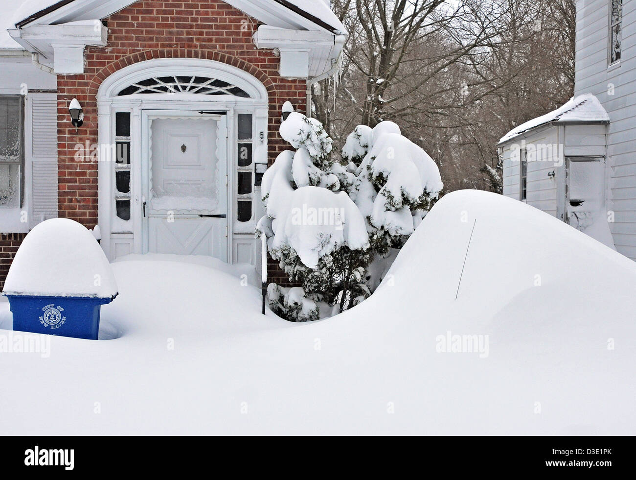 Auto impilate nella neve dopo blizzard Nemo ha colpito nel Connecticut, record di dumping nevicate. È stato dichiarato uno stato di emergenza dopo la tempesta Foto Stock