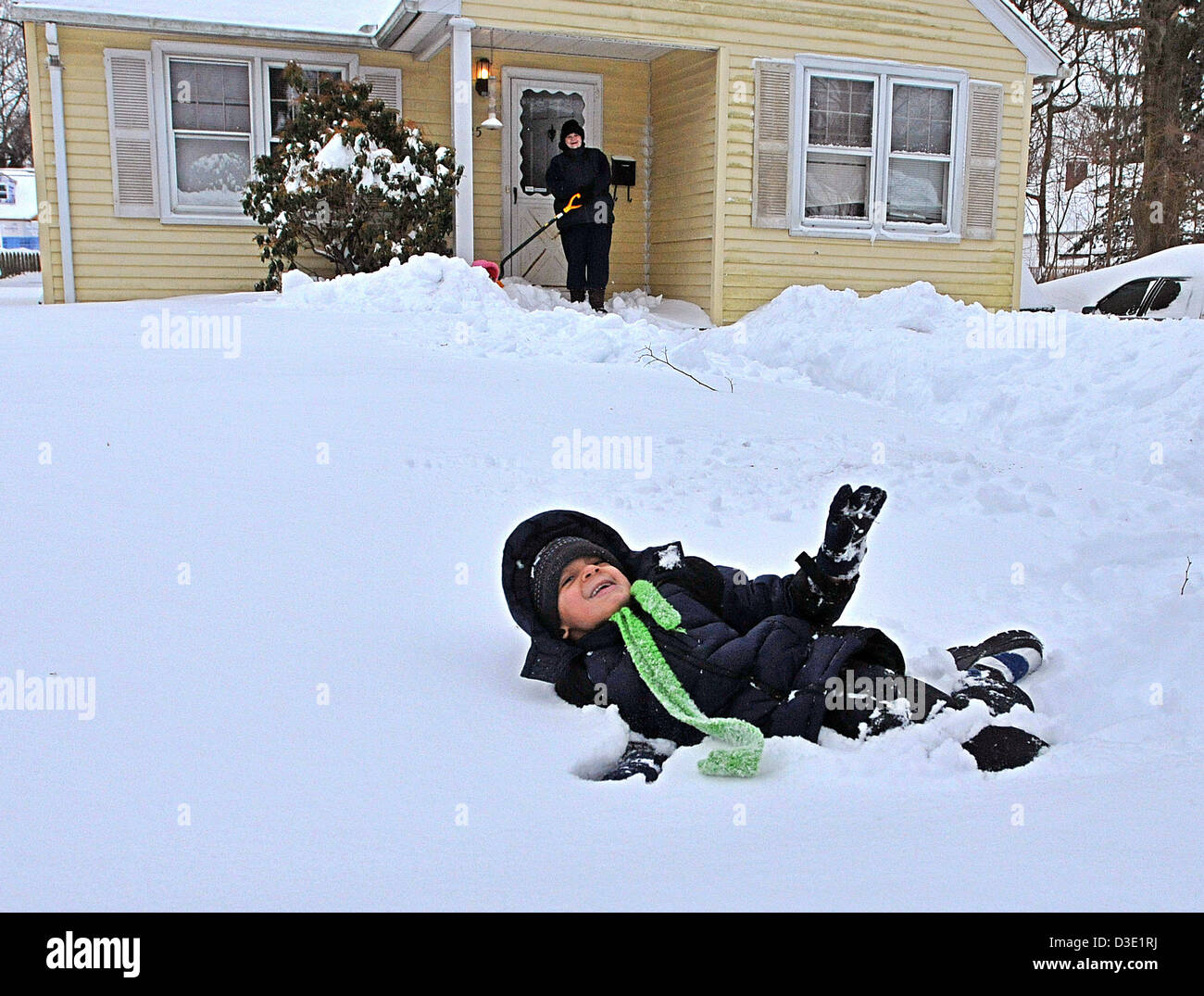 New Haven--bambino, 6, gode della neve lungo Beverly Drive in New Haven dopo blizzard Nemo, il più grande tempesta a colpire la zona Foto Stock