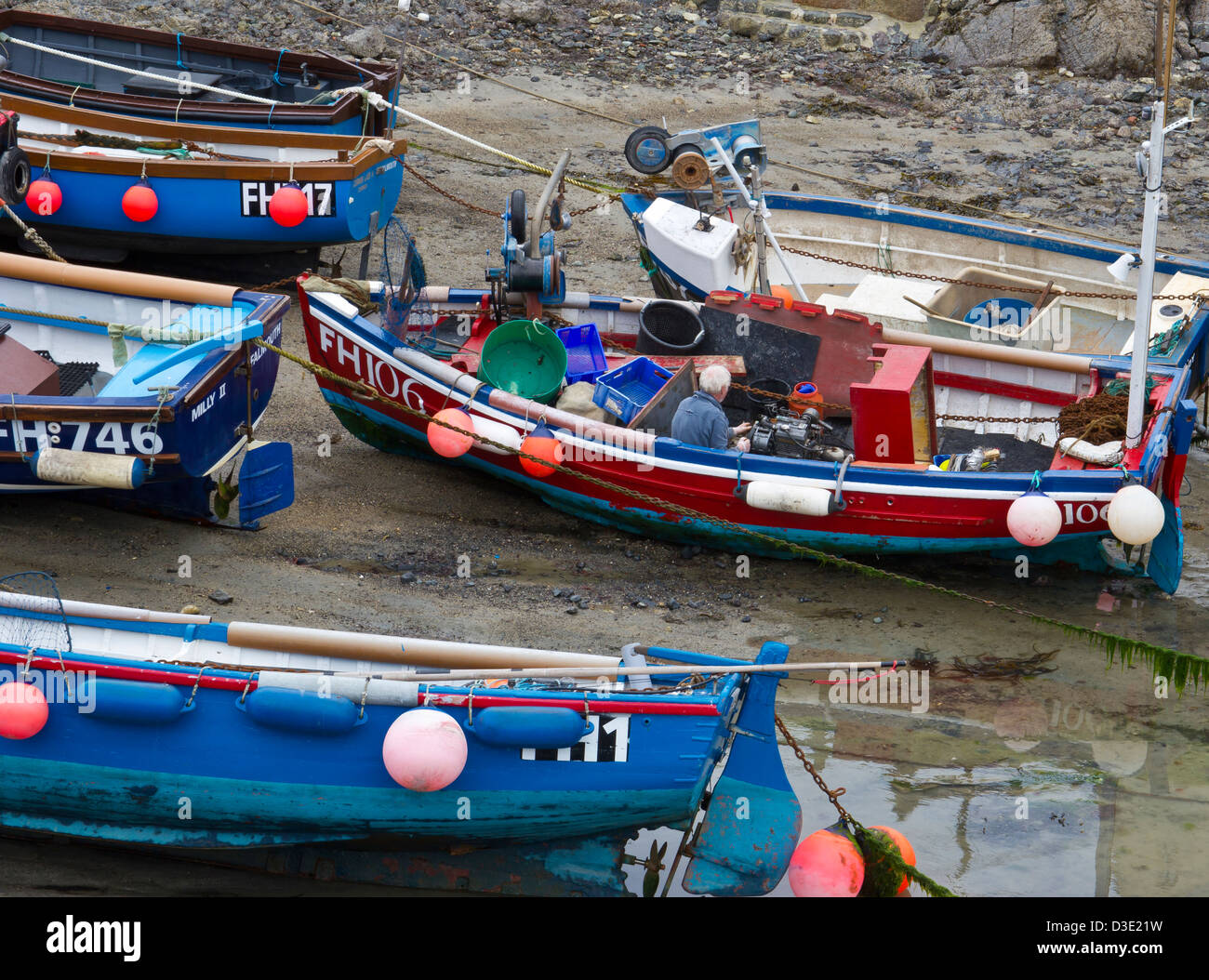Barche ormeggiate in porto Coverack Cornovaglia Foto Stock