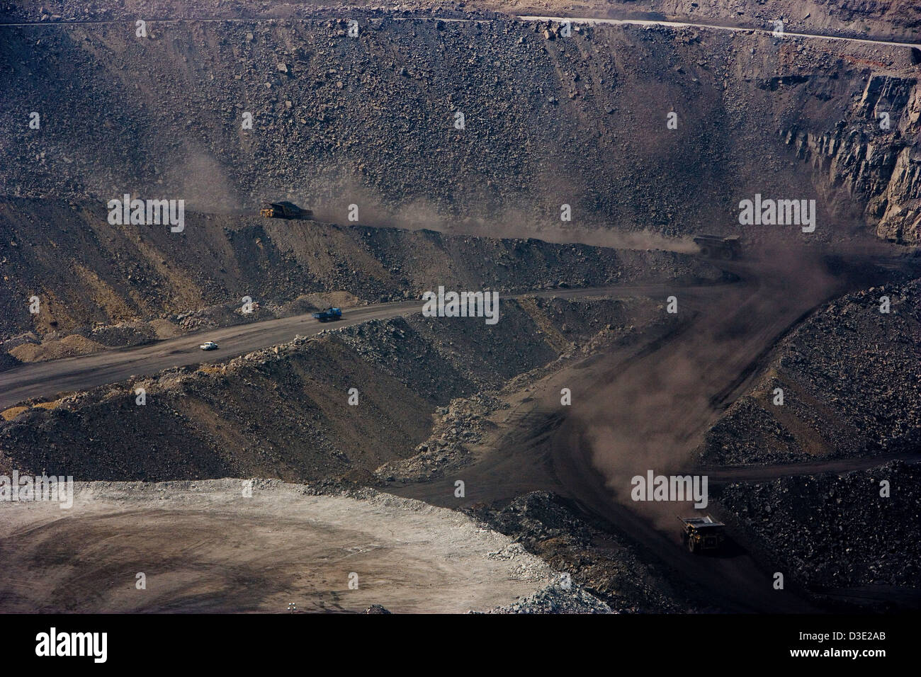 Un tai BAO, nella provincia di Shanxi, Cina - Agosto 2007: 150 ton camion portare carbone fino al livello del suolo dalla base di un tai Bao, il mondo la più grande miniera a cielo aperto. Foto Stock