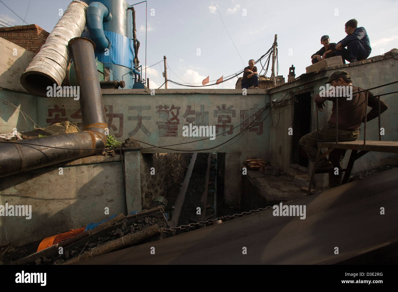 DATONG, nella provincia di Shanxi, Cina - Agosto 2007: carbone emerge dal sottosuolo su un nastro trasportatore in una miniera privato nei pressi di Datong. Foto Stock