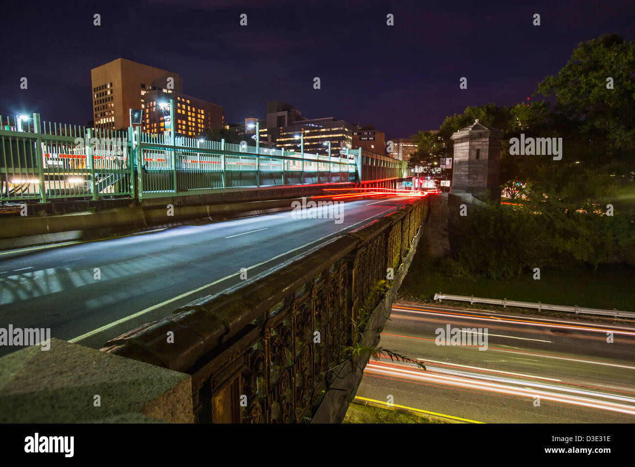 Il traffico su strada in una città, Storrow Drive, Boston, Massachusetts, STATI UNITI D'AMERICA Foto Stock