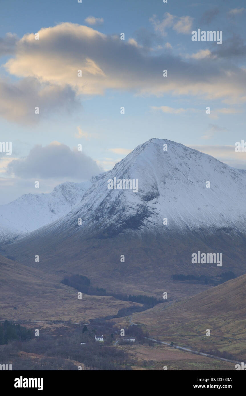 Snow capped Aonach Dubh un' Ghlinne, Glencoe, Highlands scozzesi Foto Stock