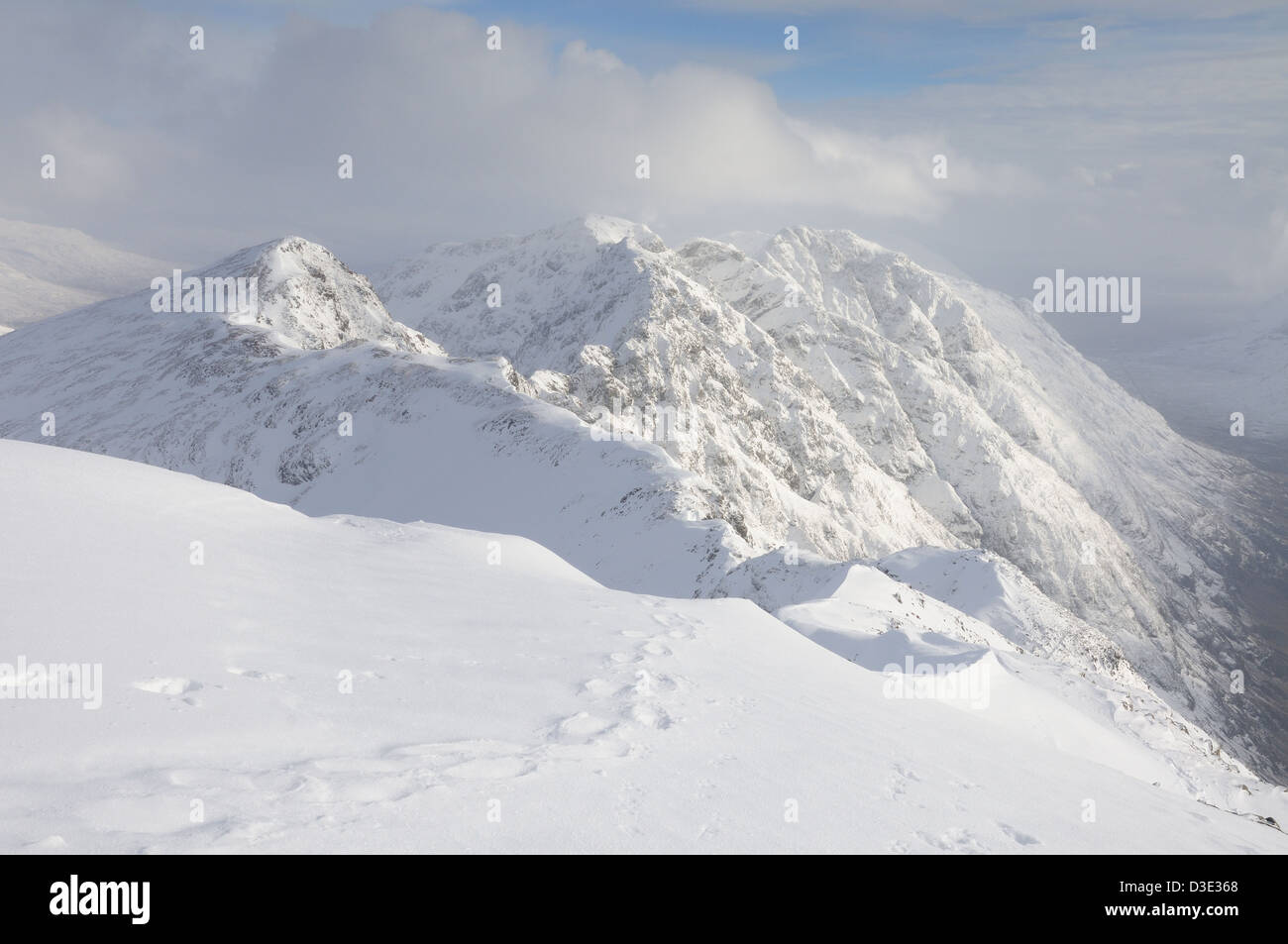 Il famoso Aonach Eagach montagna cresta ho inverno a Glencoe, Highlands scozzesi Foto Stock