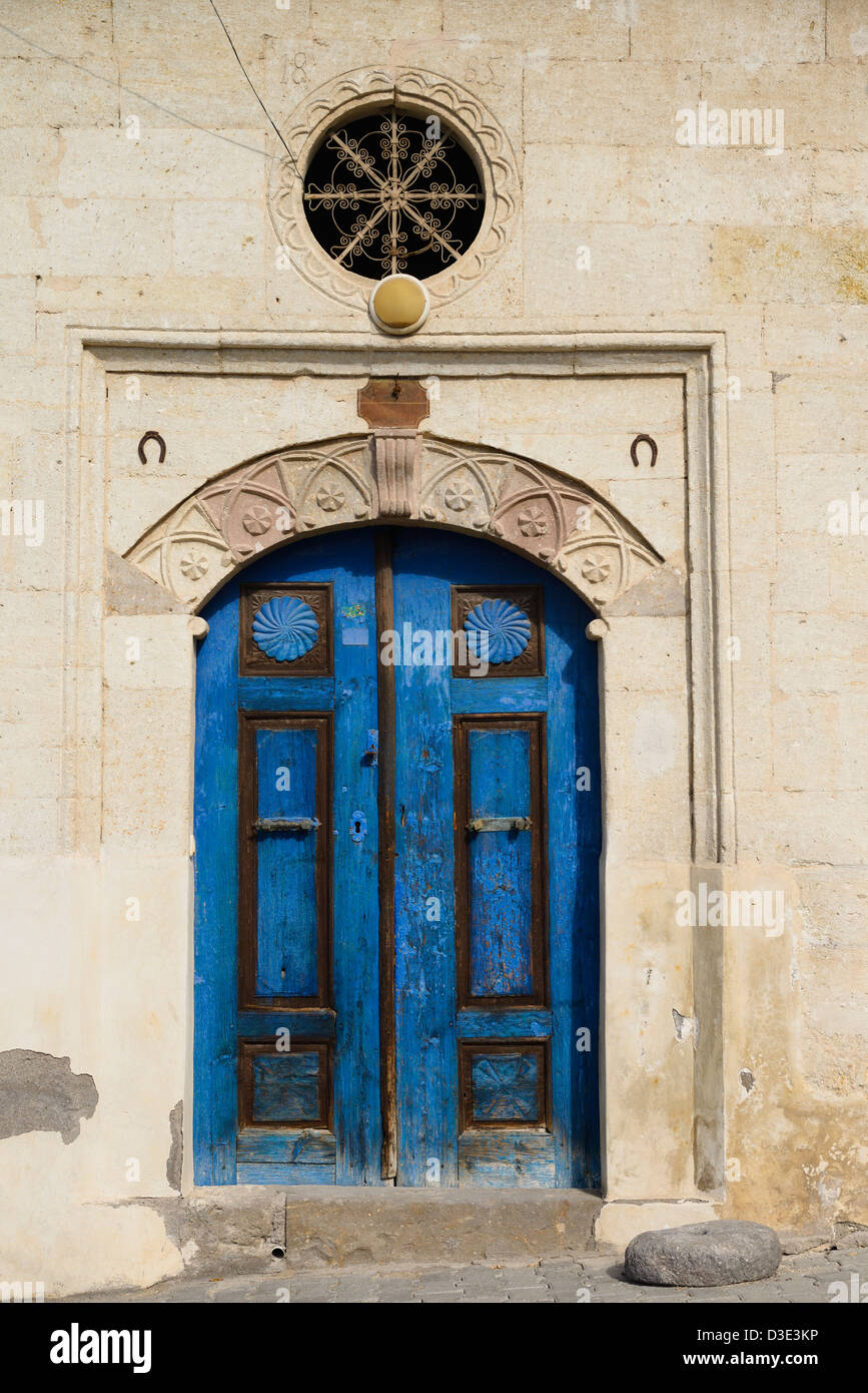 Deep Blue porta della casa di pietra in villaggio Mustafapasa Cappadocia Turchia Foto Stock