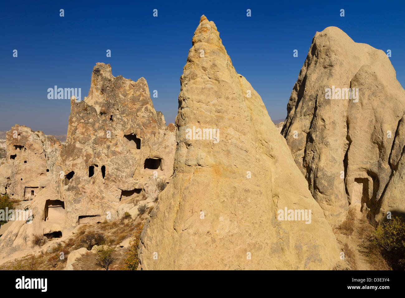 Tufo vulcanico Fairy grotte camino a Valle di Goreme Open Air Museum Turchia con il convento e la chiesa della fibbia Cappadocia Turchia Foto Stock