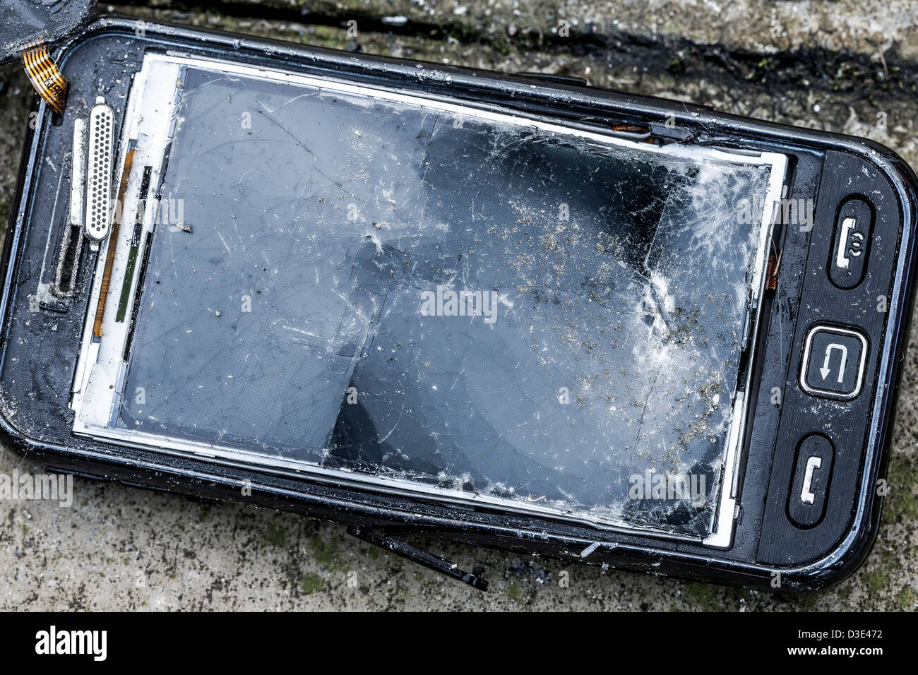 Rotto, distrutto, rovinato mobile smartphone, telefono cellulare Foto Stock