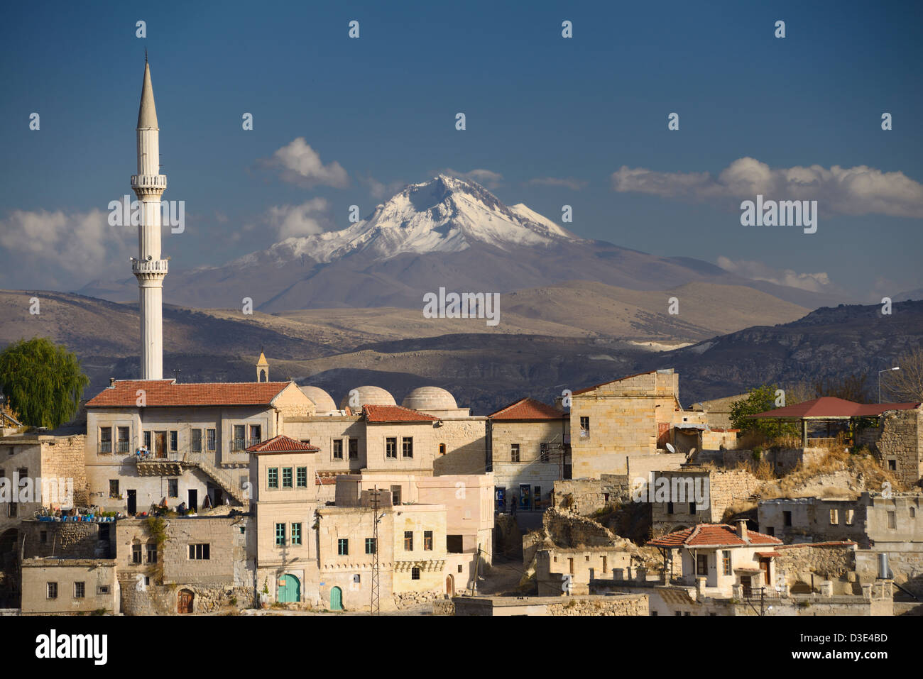 Case e moschea di ortasihar con vista sul Monte Erciyes vulcano dormiente cappadocia turchia Foto Stock