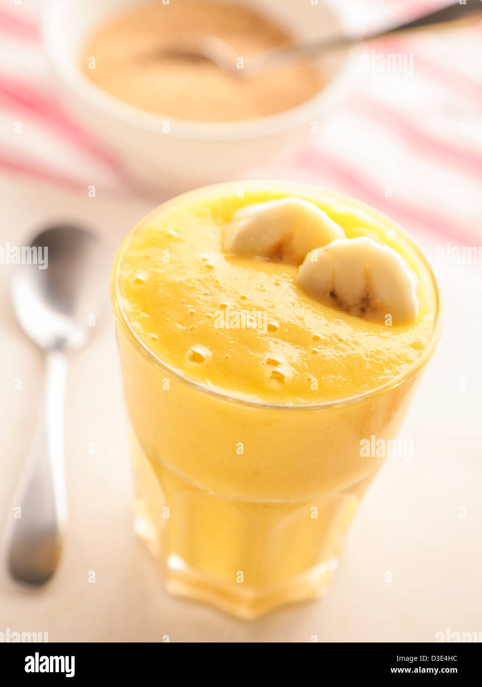 Banana e frullato arancione Foto Stock