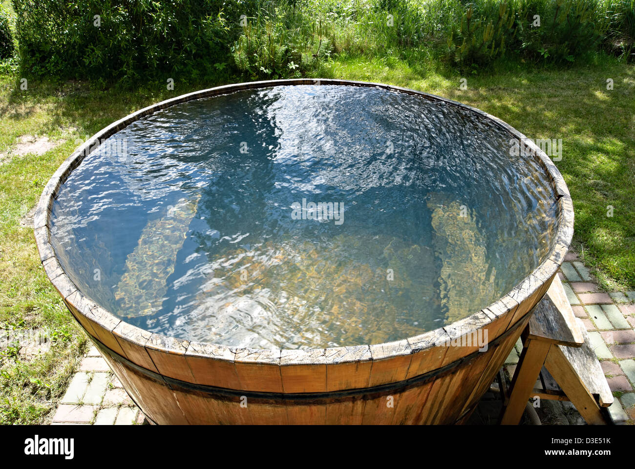 Vasca in legno. Big font con acqua fredda. È buona per tuffarsi dopo un bagno Foto Stock