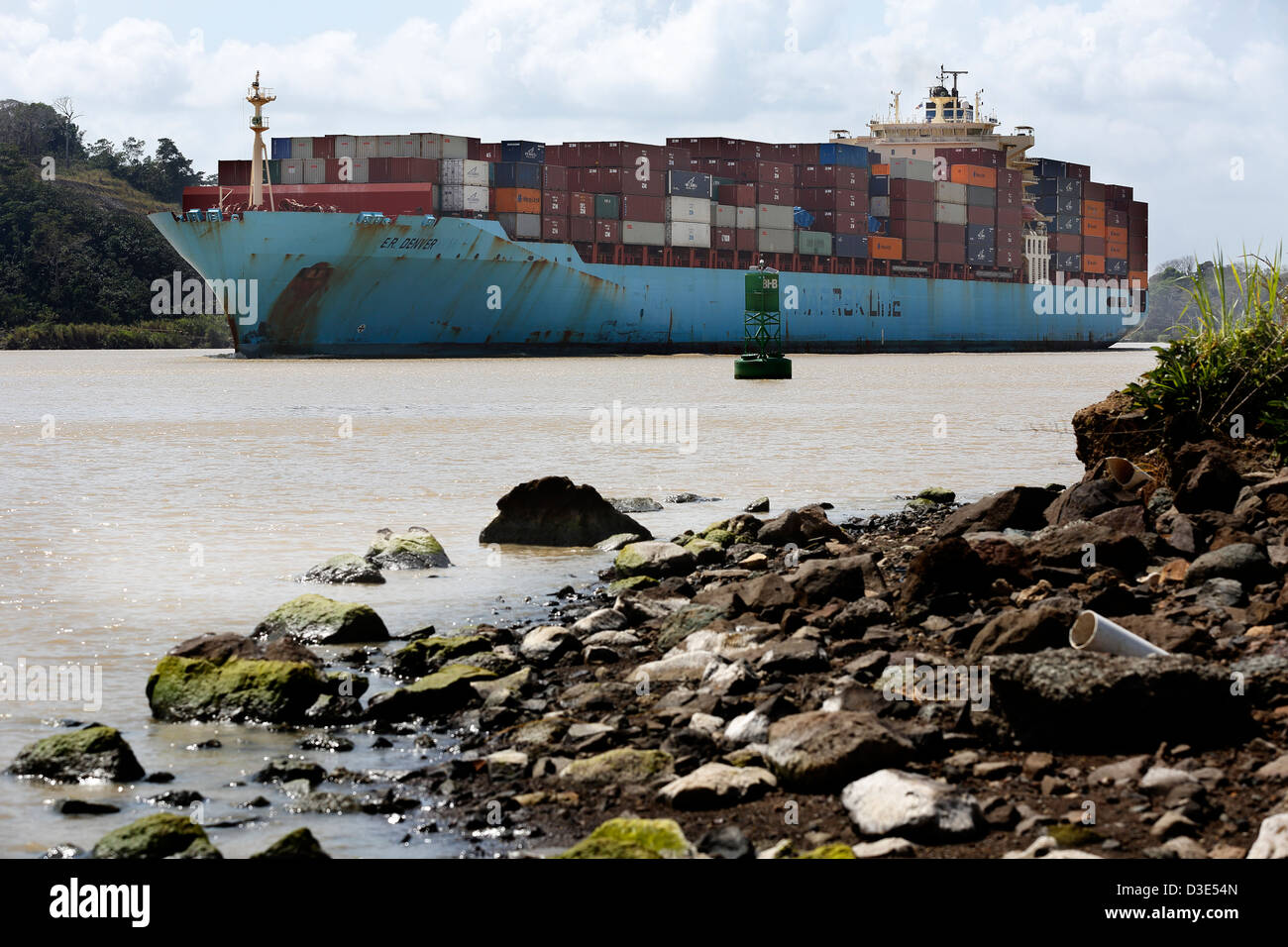 Nave container in transito attraverso il canale di Panama a Las Cumbres Foto Stock
