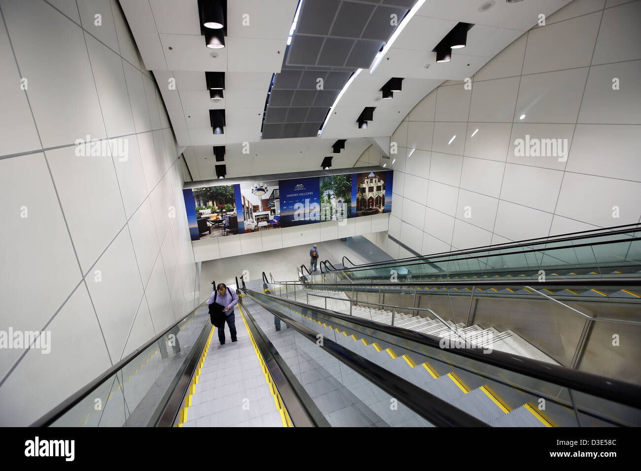 Lungo le scale mobili, l'Aeroporto Internazionale di Miami Foto Stock