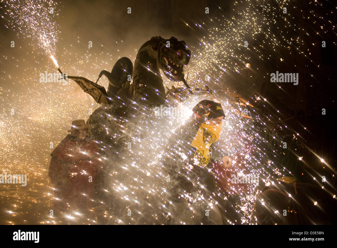 Barcellona, Spagna. 17 Febbraio, 2013. Un drago respira Fuoco su persone. Come parte dei festeggiamenti di Santa Eulalia è stato tenuto un bambini 'Correfoc' nei vicoli del quartiere Gotico di Barcellona. Correfocs sono una vecchia tradizione catalana dove la gente vestita come diavoli Blow up petardi e razzi. Credito: Jordi Boixareu/Alamy Live News Foto Stock