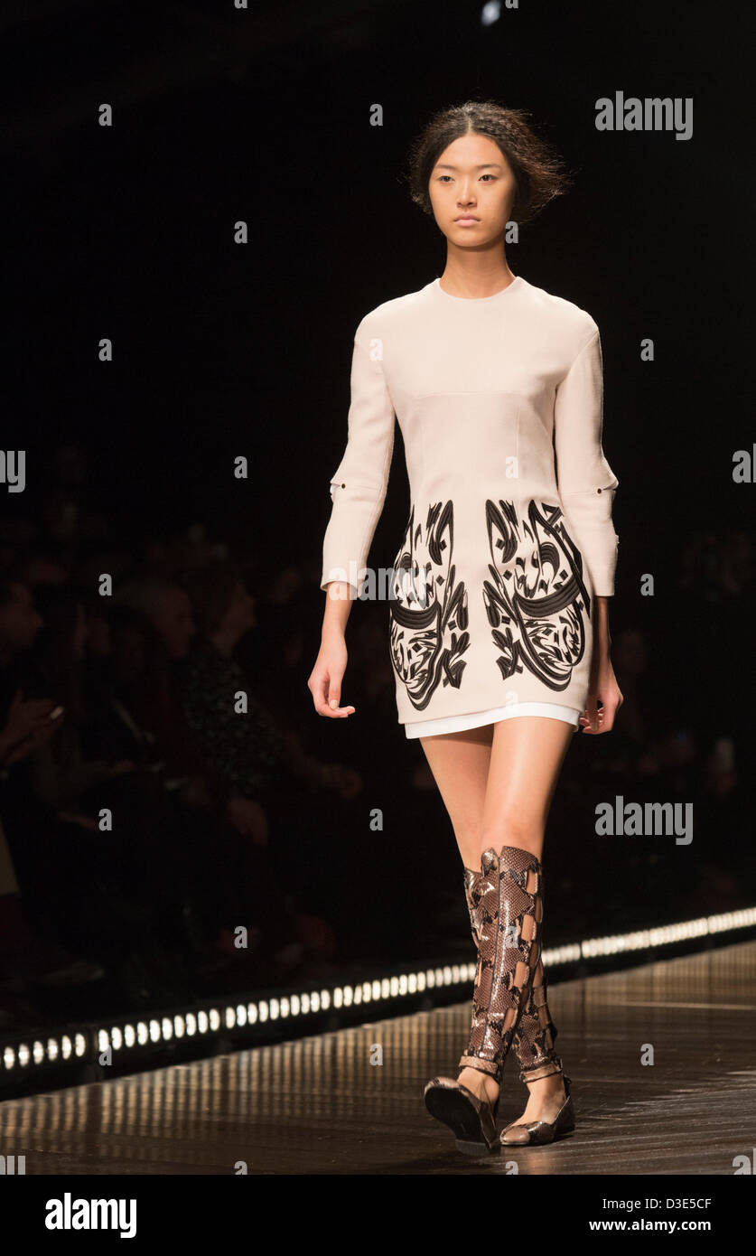 Domenica, 17 febbraio 2013, Londra, Inghilterra, Regno Unito. Designer Marios Schwab dello show durante la London Fashion Week at Somerset House. Foto: CatwalkFashion/Alamy Live News Foto Stock