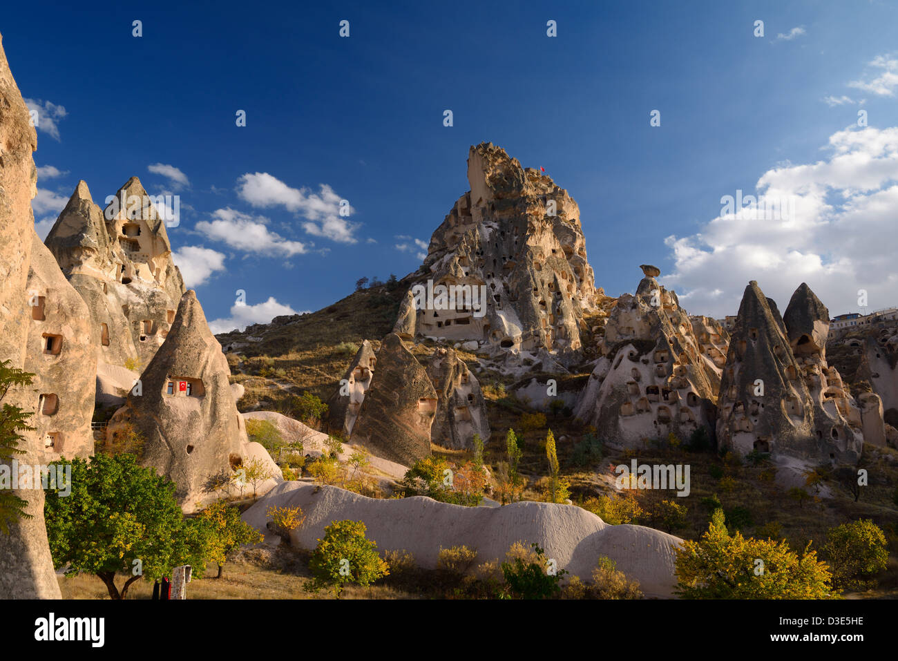 Antico Castello di Uchisar case e le gallerie al tramonto scolpito nella roccia di tufo vulcanico cappadocia turchia Foto Stock