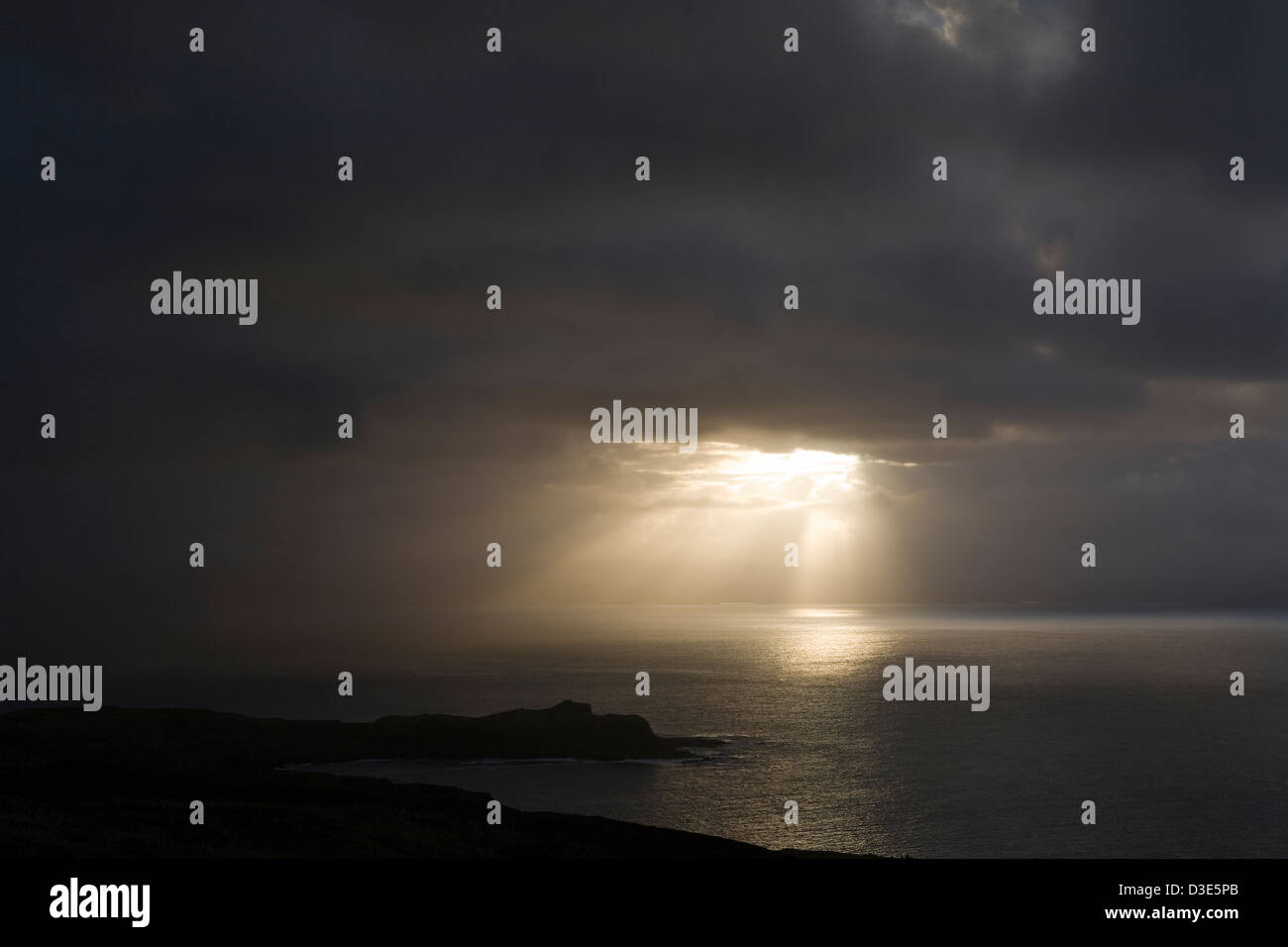 Isola di Eigg, Scozia - 30 ottobre 2007: l'ultimo del sole è sul punto di scomparire per diversi giorni dietro il cloud e la guida sotto la pioggia. Foto di Mike Goldwater Foto Stock