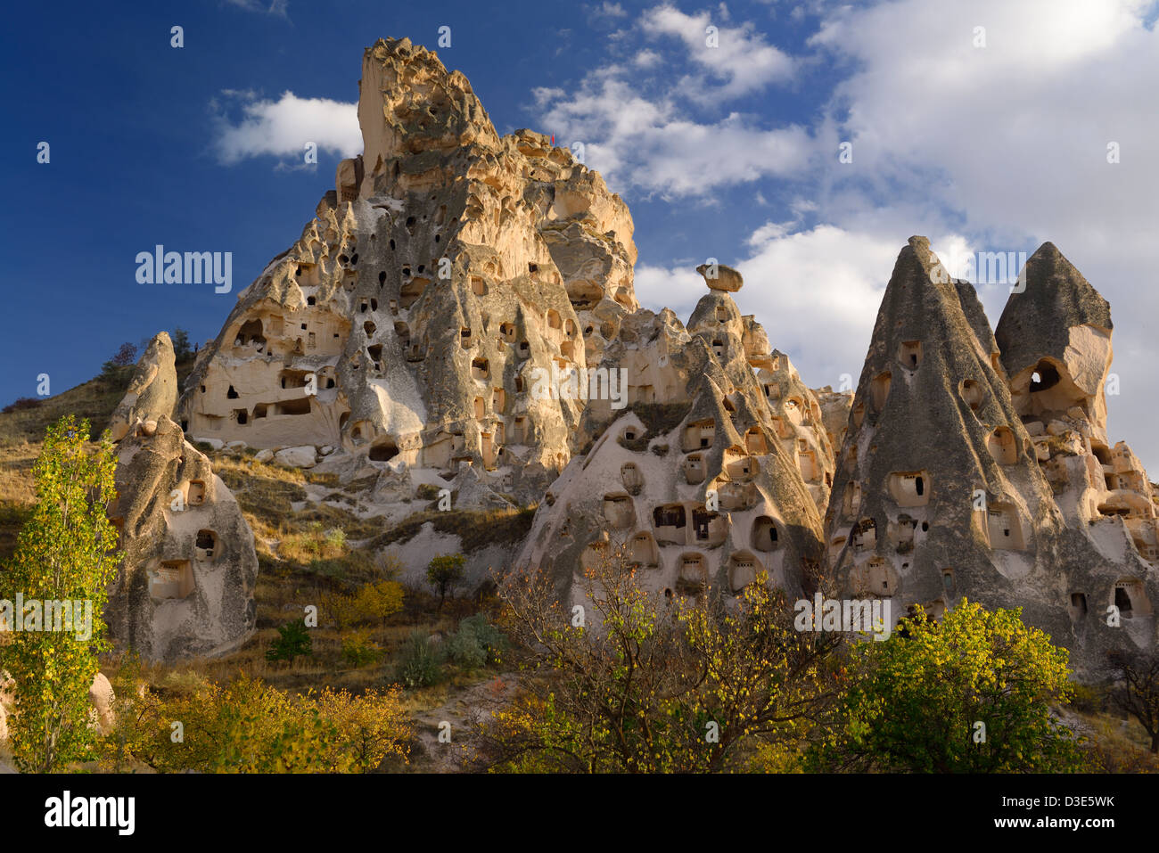 Antico Castello di Uchisar ospita gallerie e piccione posatoi scolpito nella roccia di tufo vulcanico cappadocia turchia Foto Stock
