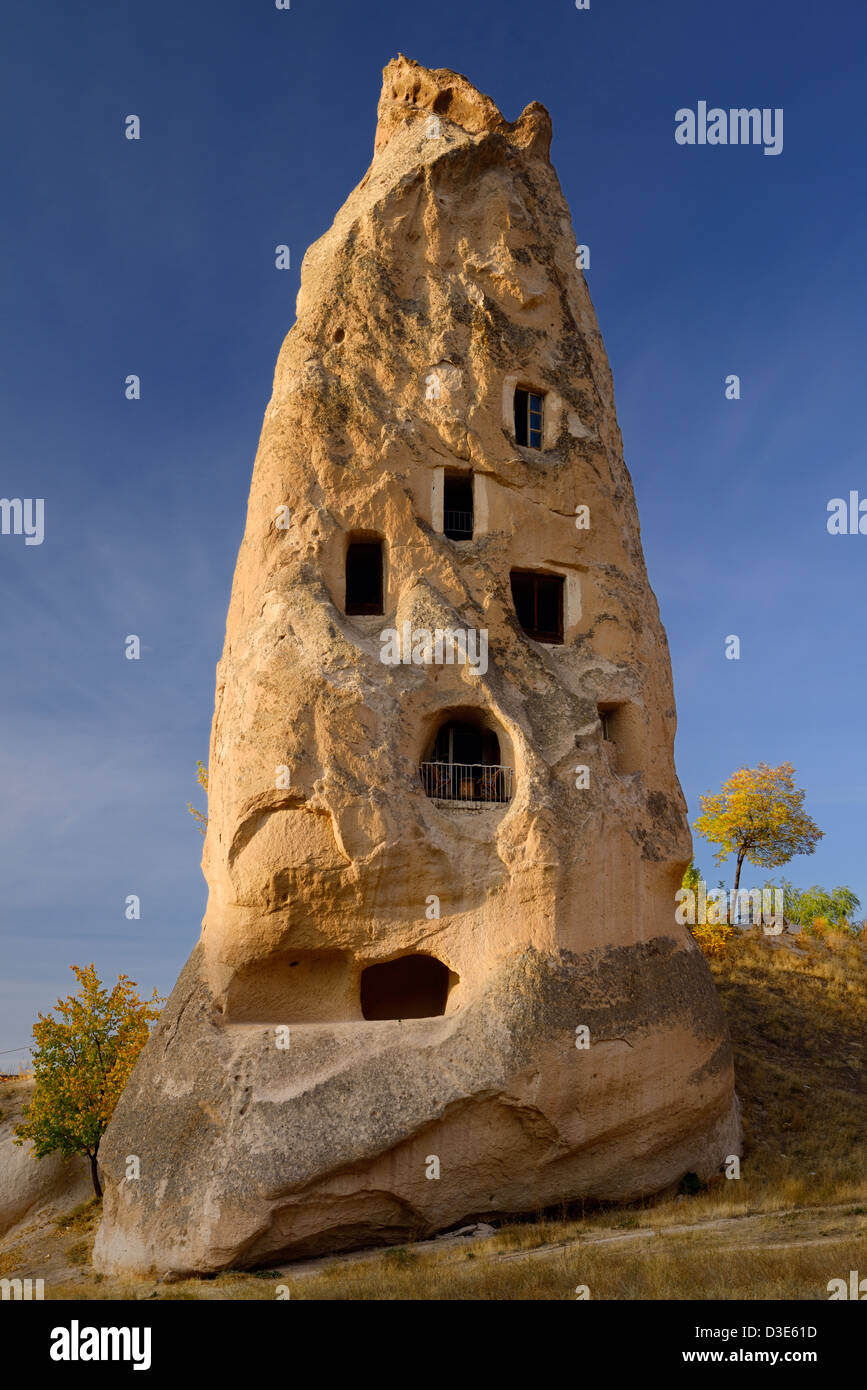 Appartamento Singolo scolpito in un tufo vulcanico fairy chimney hoodoo a Uchisar Cappadocia Turchia Foto Stock