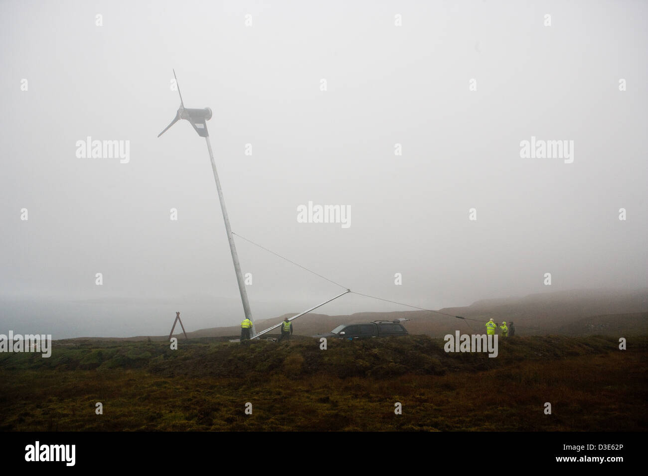 Isola di Eigg, Scozia - 30 ottobre 2007: il primo completato turbina eolica è essere winched up ed è quasi in posizione. Foto Stock