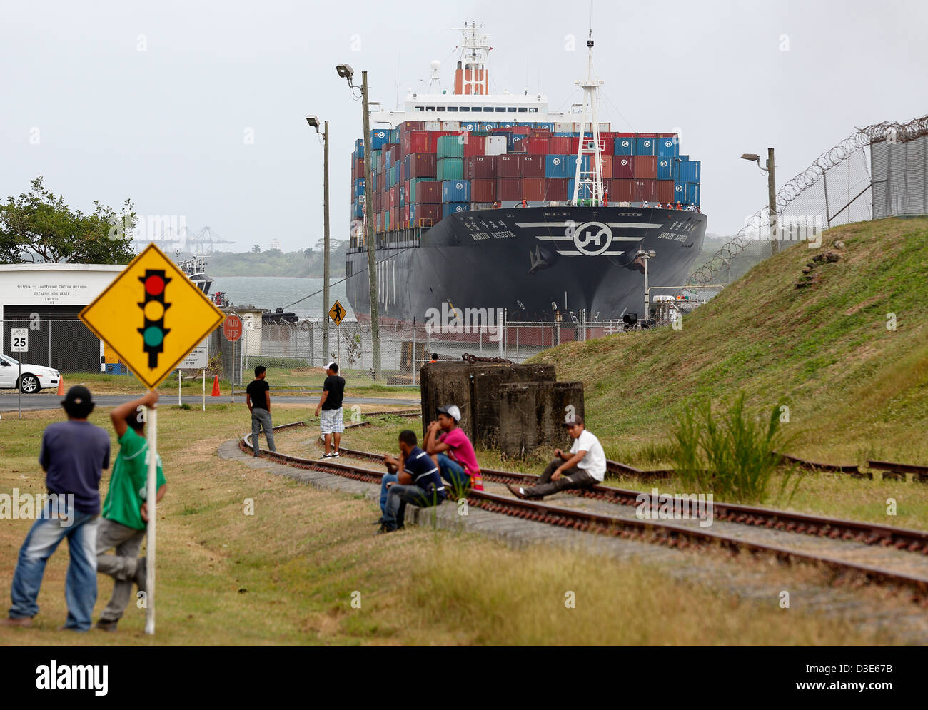 I driver in attesa di una nave portacontainer di passare nella serrature Gatun sul Canale di Panama, Panama Foto Stock