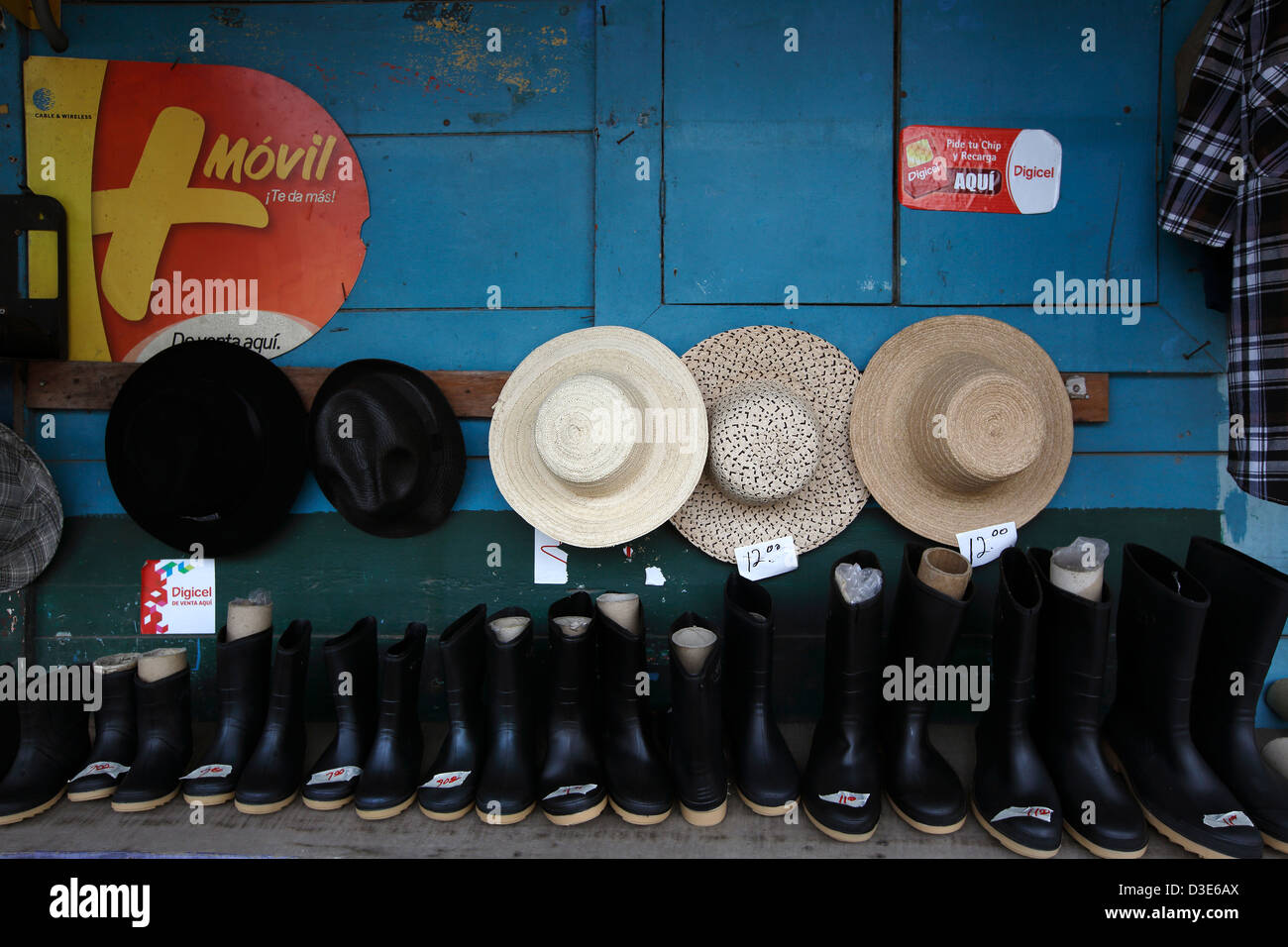 Cappelli e scarponi per la vendita, piccolo negozio nella città di Rio sereno, Panama Foto Stock