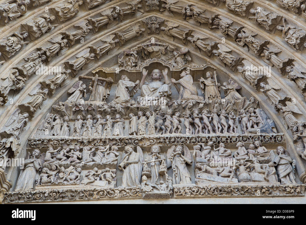 Timpano della Cattedrale di Nostra Signora di Amiens (francese: Cathédrale Notre Dame d'Amiens), la cattedrale più alto in Francia. Foto Stock