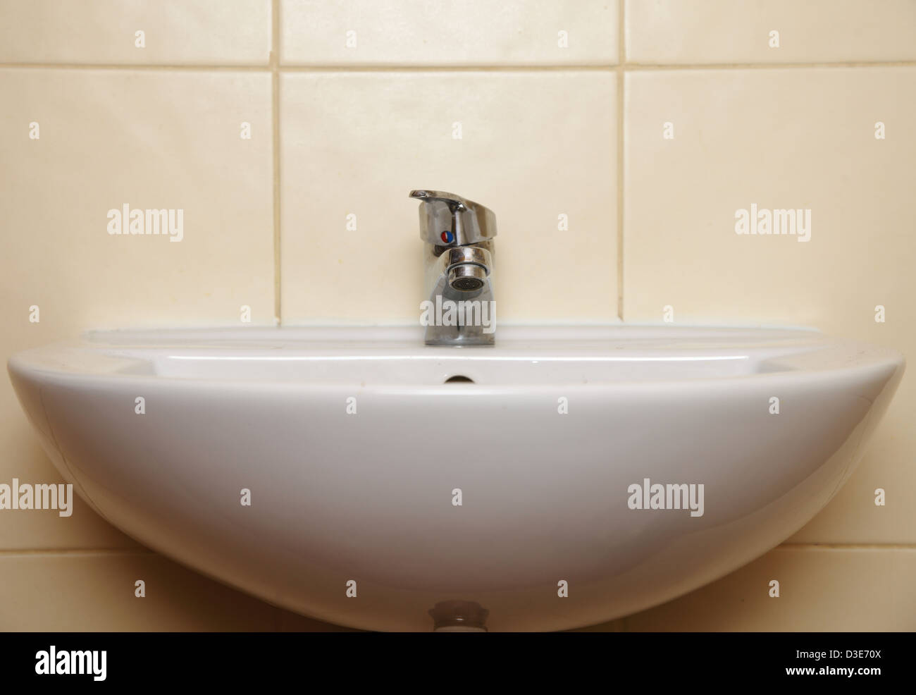 White Lavello e rubinetto del bagno wc pubblico Foto Stock