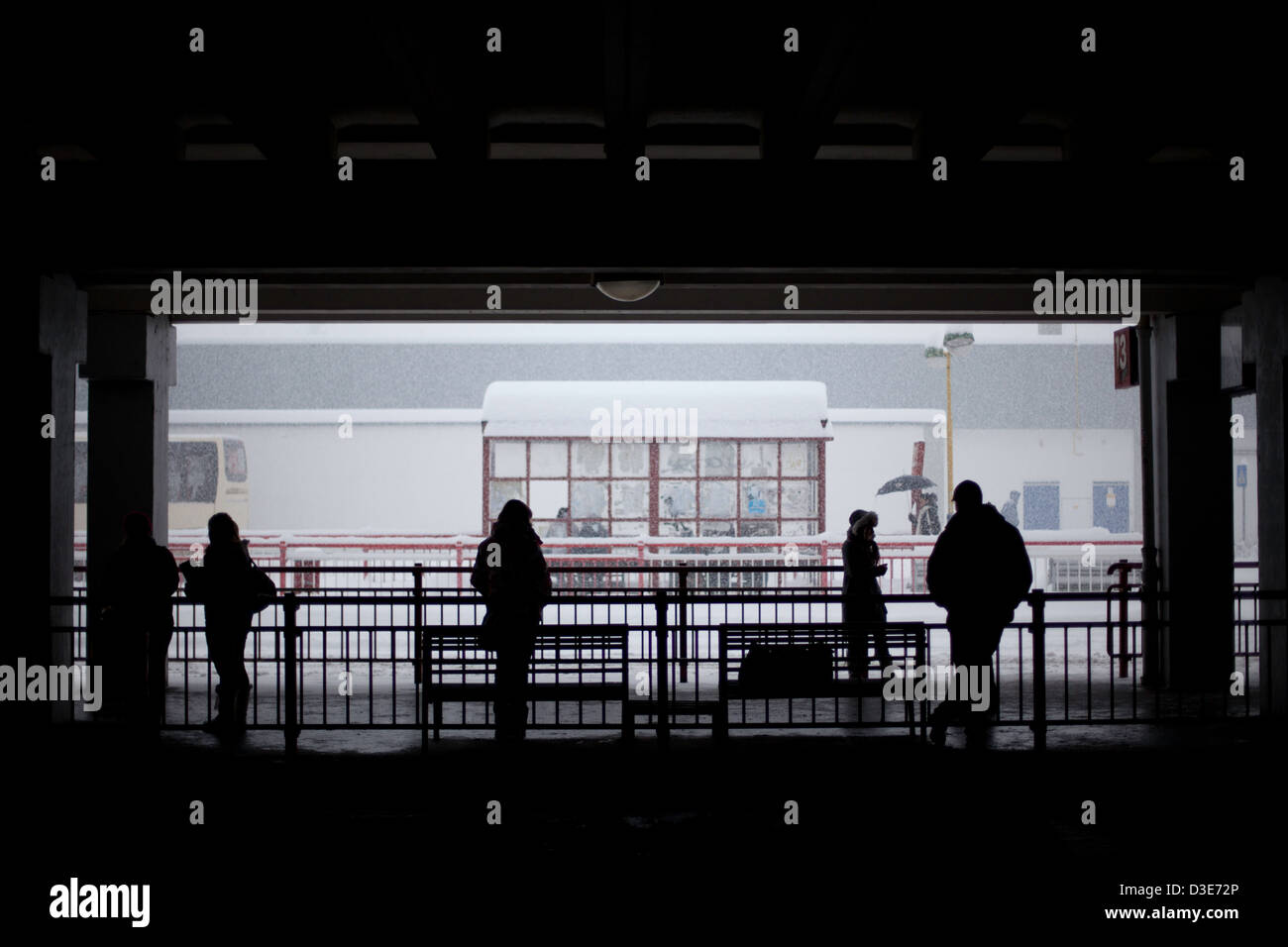 Persone in piedi su una stazione Foto Stock