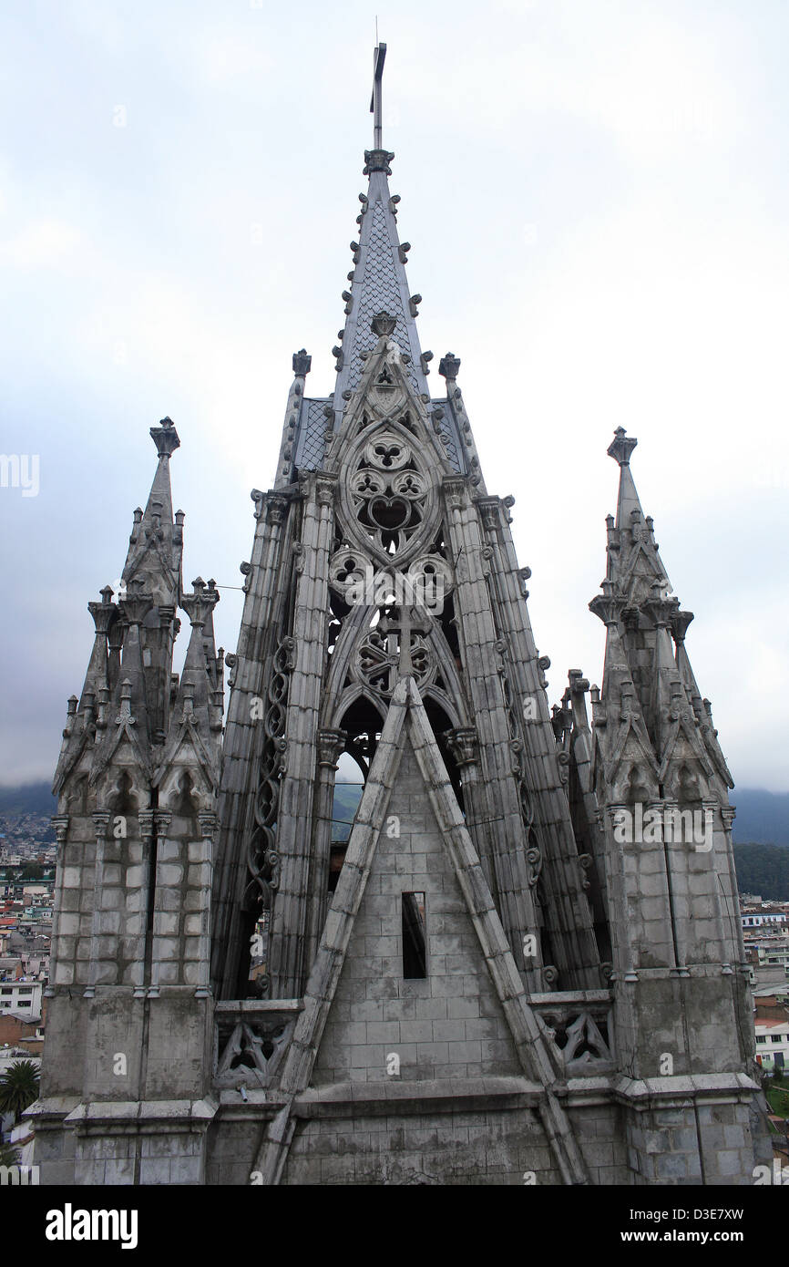 La raffinata decorazione e architettura della Torre della Basilica Nazionale di Quito, Ecuador Foto Stock