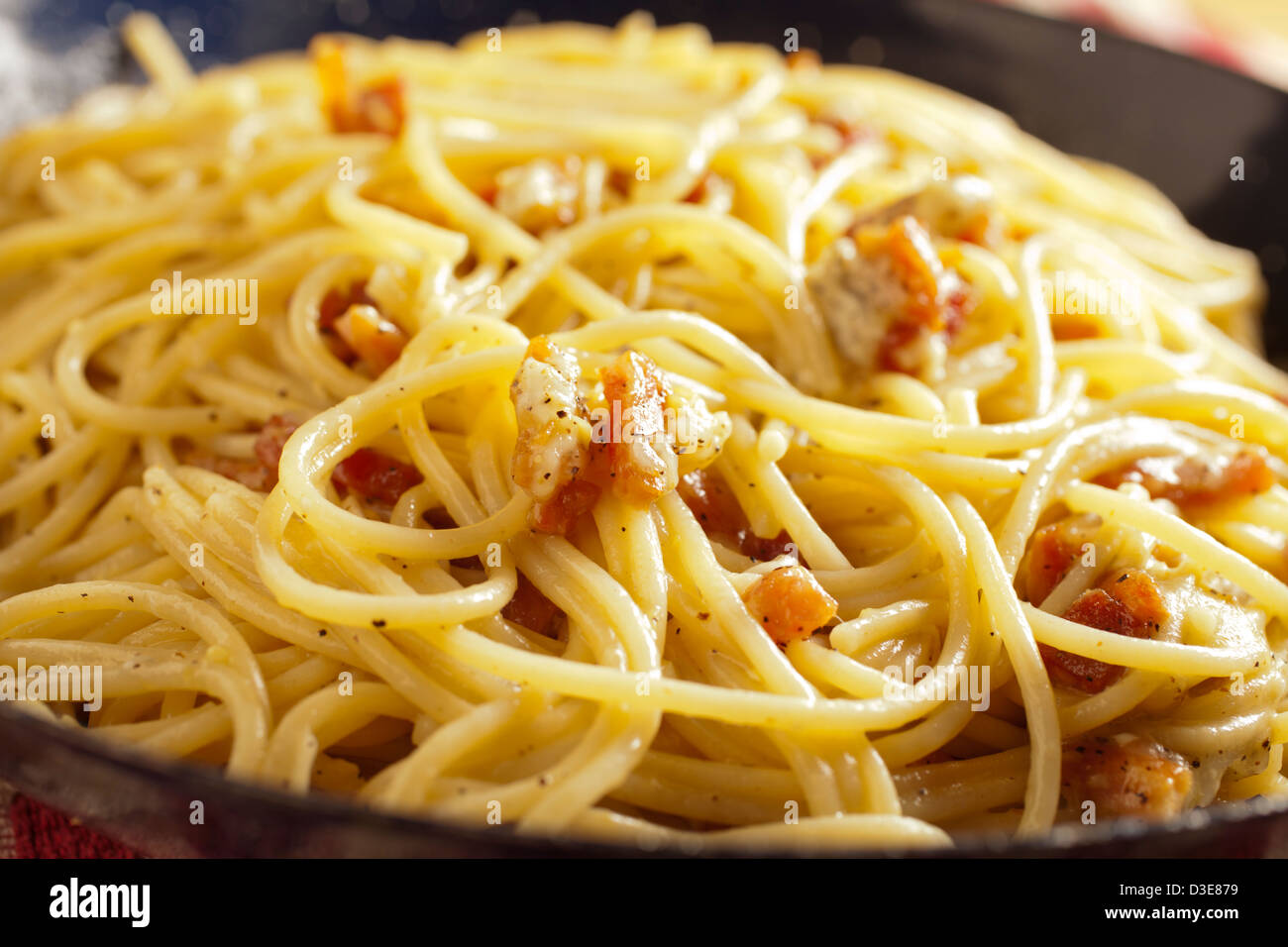 Spaghetti alla carbonara; Spaghetti con uova e pancetta, un Italiano preferito Foto Stock