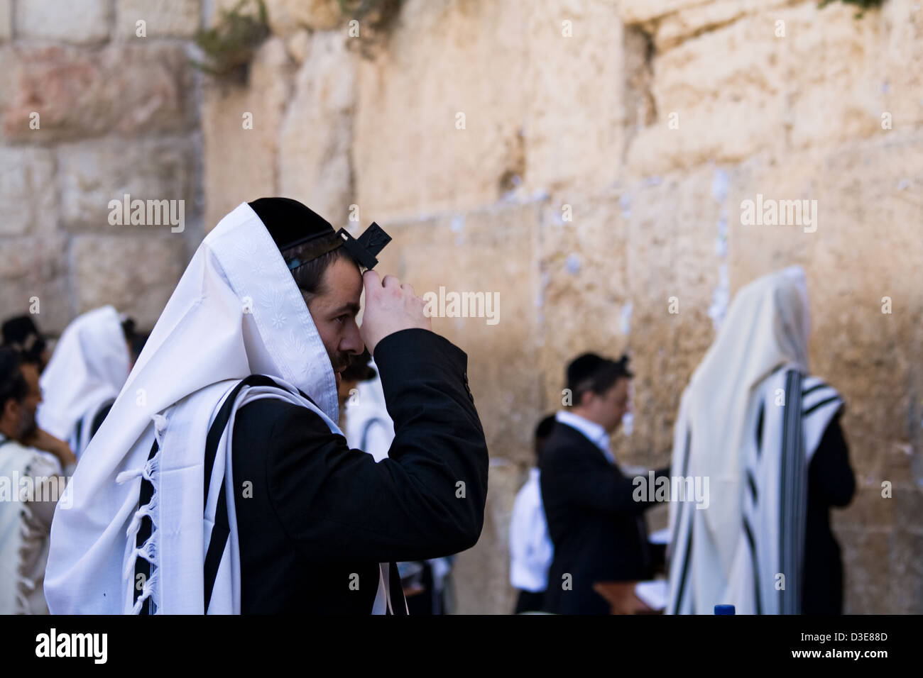 Gli ebrei ortodossi in preghiera al Muro Occidentale di Gerusalemme Israele Foto Stock