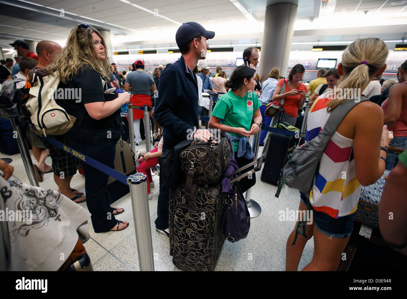 Linea lunga all'Aeroporto Internazionale di Miami il check-in Foto Stock