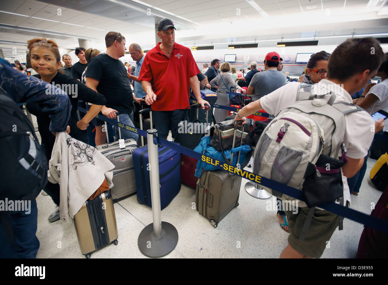 Linea lunga all'aeroporto di Miami il check-in Foto Stock