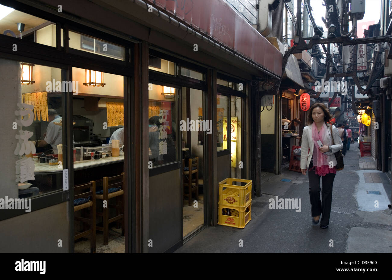 Immutato dagli anni '1950, uno stretto vicolo chiamato Omoide Yokocho, o Memory Lane, a Shinjuku, Tokyo è pieno di piccoli ristoranti, il Giappone. Foto Stock