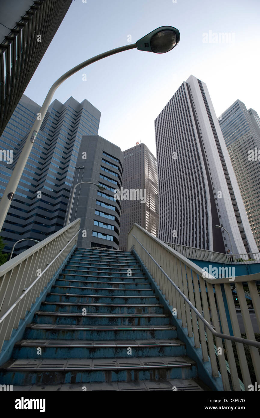 Corporate sede grattacieli riempire lo skyline di Tokyo dell'attività commerciale del distretto di West Shinjuku. Foto Stock