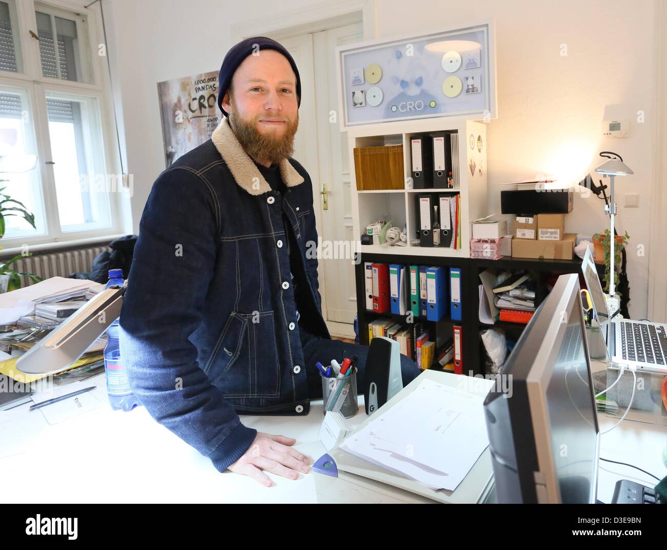 Sebastian Andrej Schweizer pone all'interno dell'ufficio della sua etichetta discografica Chimperator a Berlino, Germania, 13 febbraio 2013. La sede a Stoccarda etichetta indipendente Chimperator Productions ha un ufficio a Berlino. Una delle etichetta di grandi artisti è rapper Cro. Foto: Stephanie Pilick Foto Stock Sebastian Andrej Schweizer pone all'interno dell'ufficio della sua etichetta discografica Chimperator a Berlino, Germania, 13 febbraio 2013. La sede a Stoccarda etichetta indipendente Chimperator Productions ha un ufficio a Berlino. Una delle etichetta di grandi artisti è rapper Cro. Foto: Stephanie Pilick Foto Stock