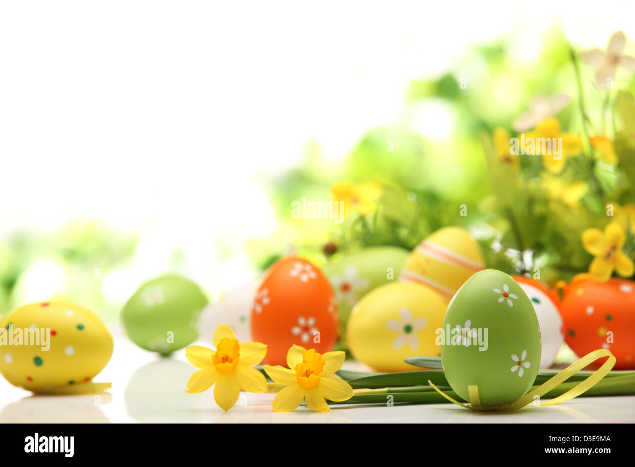 Uova di Pasqua decorate con fiori su sfondo bianco Foto Stock
