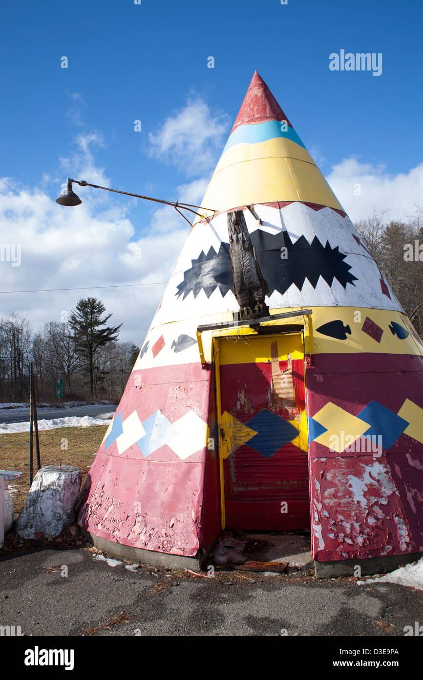 Un negozio di souvenir con Native American merci e un metallo tende Tepee scultura in Nuova Inghilterra è chiuso per la stagione invernale. Foto Stock Un negozio di souvenir con Native American merci e un metallo tende Tepee scultura in Nuova Inghilterra è chiuso per la stagione invernale. Foto Stock