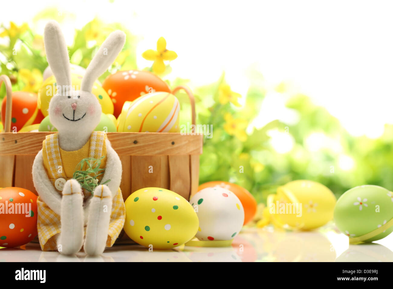 Decorazione di pasqua con il coniglio e le uova Foto Stock