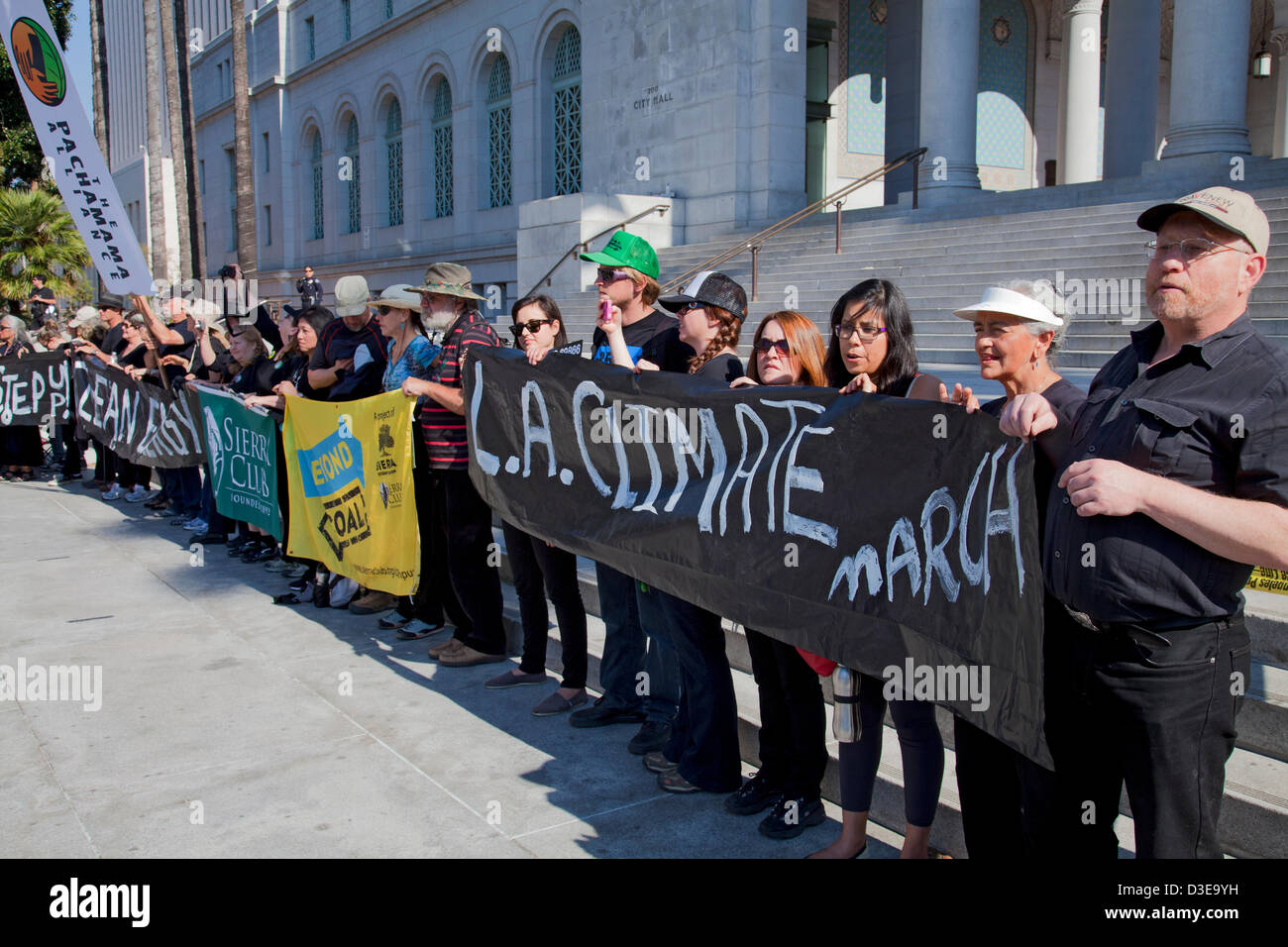 Un cambiamento climatico rally è stato tenuto a Los Angeles il 17 febbraio 2013 e ha richiamato centinaia di persone a City Hall passi per ascoltare gli oratori e gli organizzatori e il loro messaggio per il presidente Obama a prendere la nazione "avanti sul clima", e dire no alla Keystone XL pipeline. La manifestazione si è svolta in concomitanza con la Washington DC rally tenutasi lo stesso giorno e organizzato da 350.org. Gli altoparlanti in Los Angeles incluso notato ambientalista Ed Begley Jr, U.S. Sost. Henry Waxman e Los Angeles City Consigliere Jose Huizar. Foto Stock