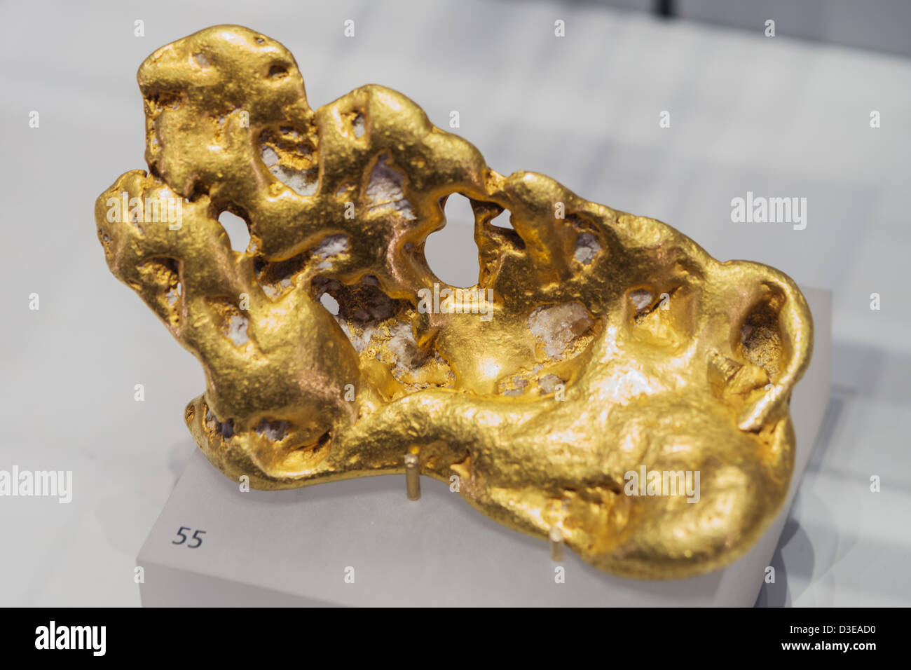 Questa è una grossa pepita d'oro in esposizione presso il Museo Reale di Ontario, Canada Foto Stock