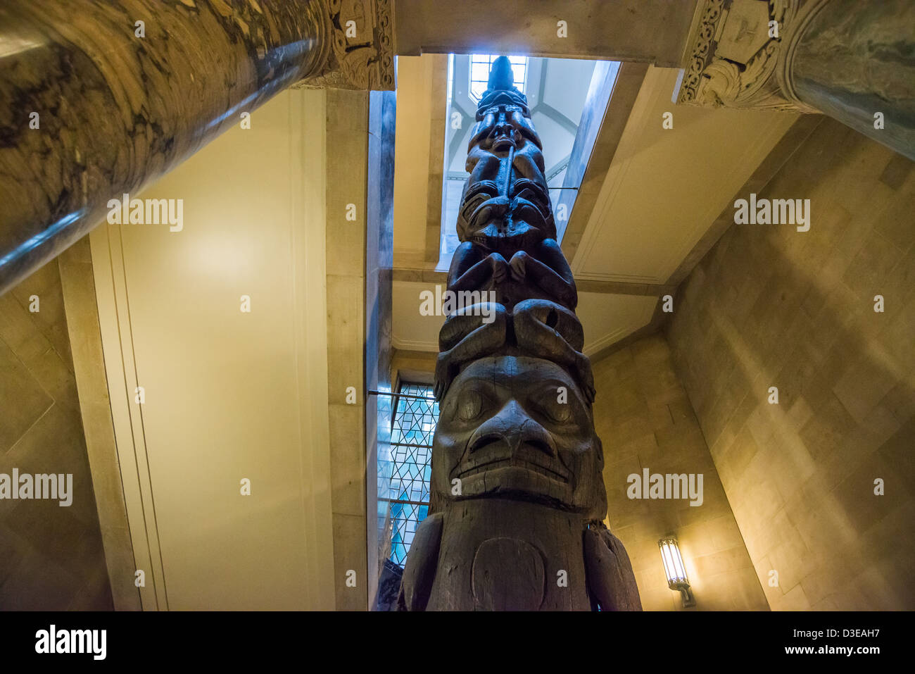 Totem presso il Royal Ontario Museum di Toronto, Canada. Foto Stock